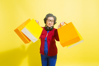 逛街女人眼镜微笑镜头