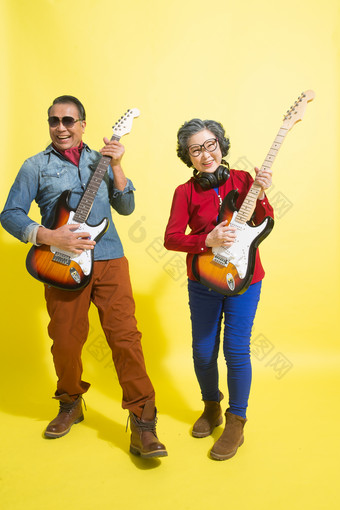 吉他老年夫妇幸福色彩鲜艳镜头