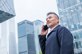 男人打电话中年人房地产影相