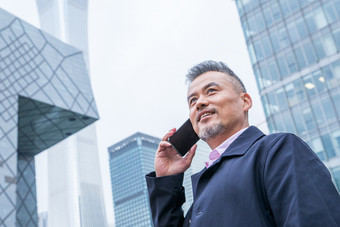 商务人士打电话<strong>繁荣</strong>联系商务