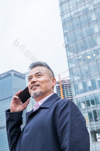 男人打电话风衣着装得体摄影