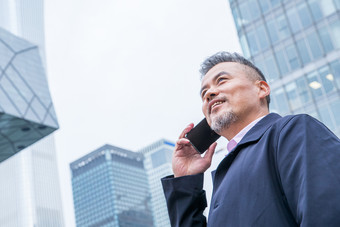 商务人士打电话户外房地产灰发