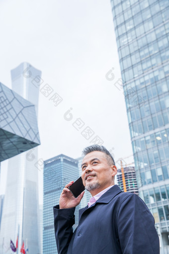 男人打电话风衣能力高清图片