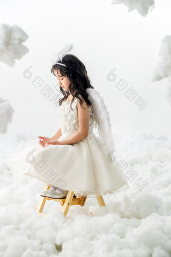 坐着玩耍的快乐小天使棉花照片