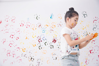 小女孩画画墙壁生长照片