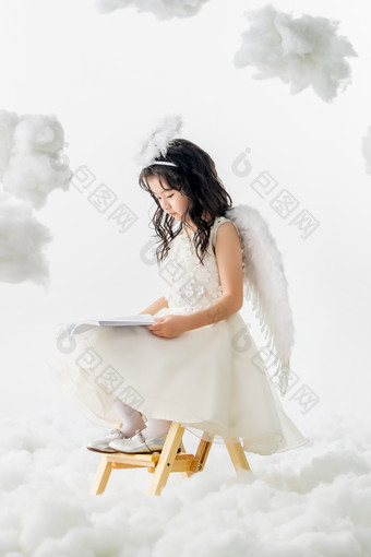 坐着看书的小天使虚构摄影图