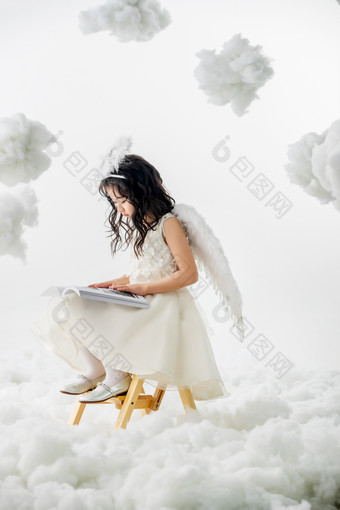 坐着<strong>看书</strong>的小天使白色素材