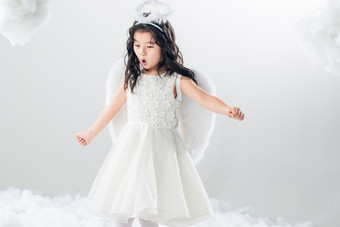 儿童小天使影棚拍摄白色背景