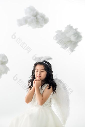 快乐的小天使做祈祷生长摄影图素材