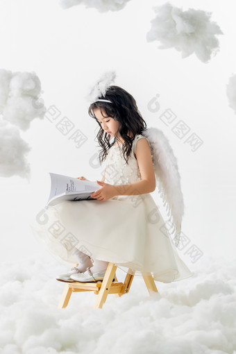 坐着看书的小天使仙女镜头