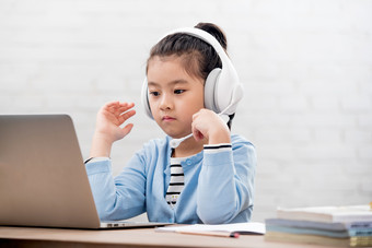 小学生在线学习可爱的学龄儿童摄影