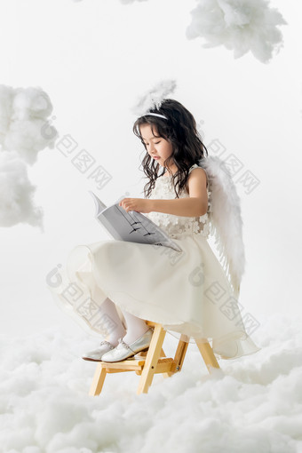 坐着<strong>看书</strong>的小天使头饰摄影图