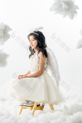坐着玩耍的快乐小天使纯洁写实摄影