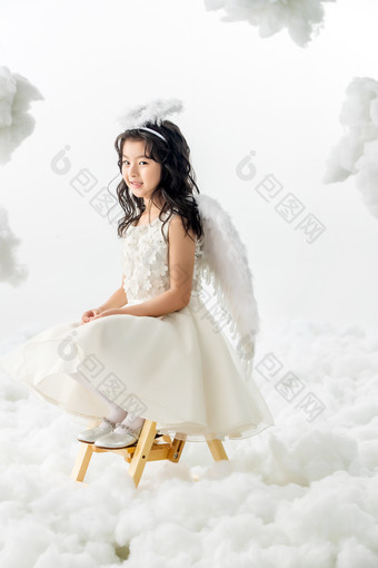 坐着玩耍的快乐小天使仙女高清图片