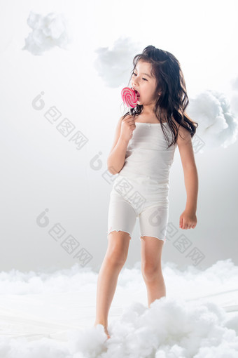 小女孩吃棒棒糖玩耍柔和乐趣照片