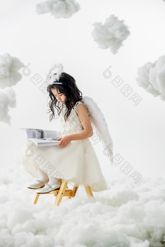 坐着看书的小天使照片