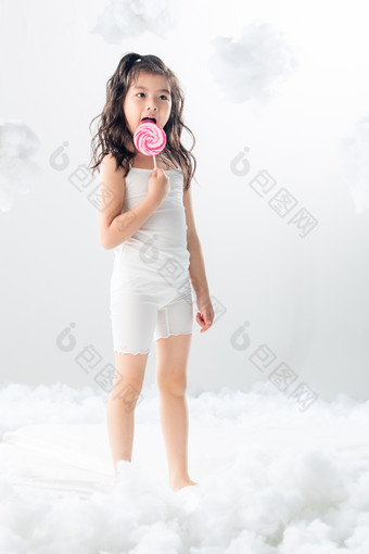 小女孩吃棒棒糖幸福纯洁生活方式高清图片