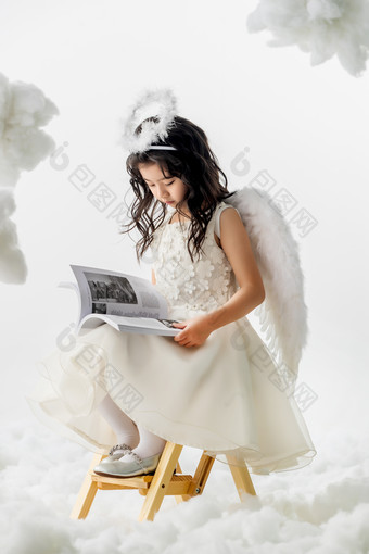 坐着看书的小天使翅膀