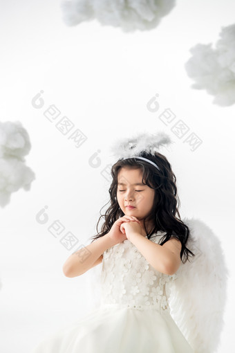 快乐的小天使做祈祷纯洁素材