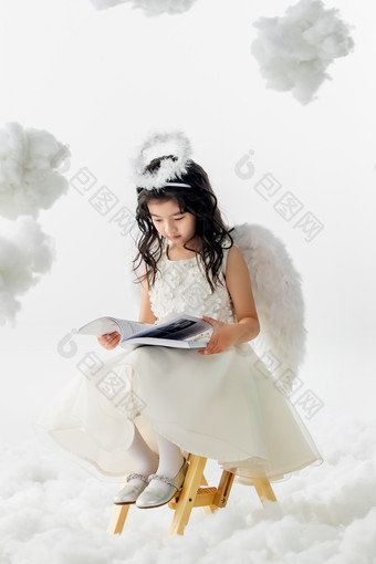 坐着看书的小天使棉花影相