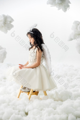 坐着玩耍的快乐小天使仙女影相
