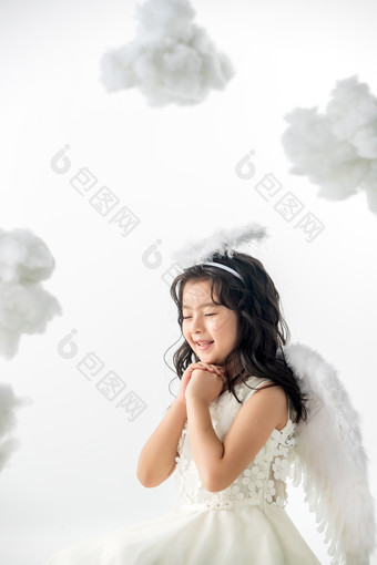 快乐的小天使做祈祷童年