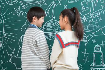 站着黑板前的<strong>小学</strong>生人