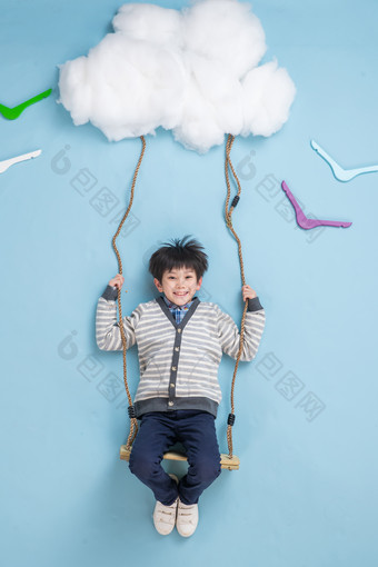 快乐男孩在云朵上荡秋千东方人场景