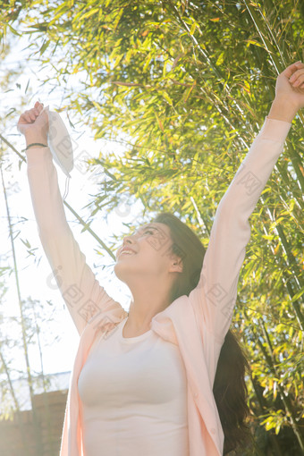 在户外拿着口罩的青年女人健康