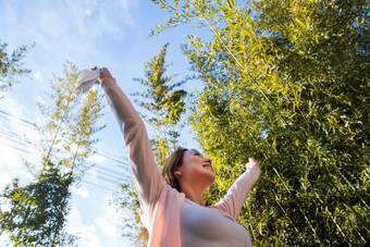 在户外拿着<strong>口罩</strong>的青年女人成功场景