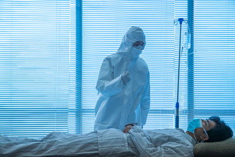 医生和患者在病房里防疫摄影图