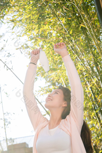 在户外拿着口罩的青年女人安全