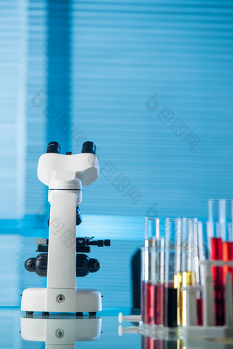 <strong>实验室</strong>里显微镜和其他<strong>设备</strong>玻璃器皿相片