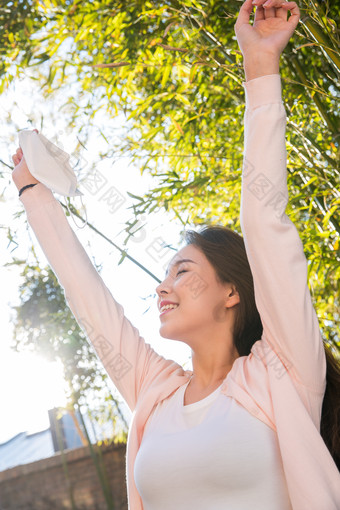 在户外拿着<strong>口罩</strong>的青年女人疫情摄影图