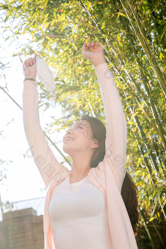 在户外拿着口罩的青年女人卫生图片