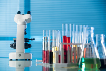 实验室里显微镜和其他设备大量物体照片