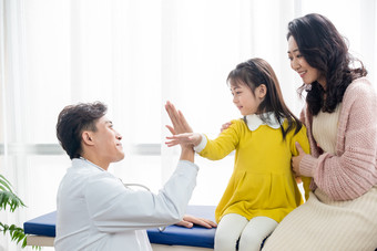 看医生病人母女检查快乐