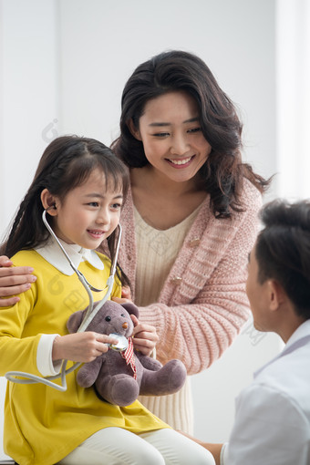 可爱的小女孩给玩具小熊看病医疗器械镜头