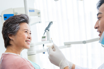 牙医治疗牙齿老年女人健康生活方式