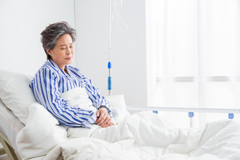老年患者坐在医院病床上女人相片