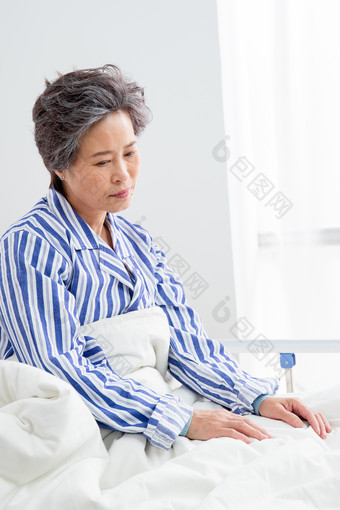 老年患者坐在医院病床上中国拍摄