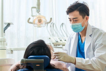 牙医给患者治疗关爱医药职业放松