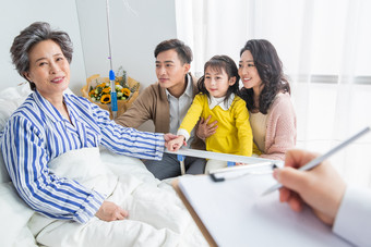 一家三口康复病人老年女人活力