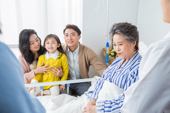 一家三口康复服务老年女人放松高清图片