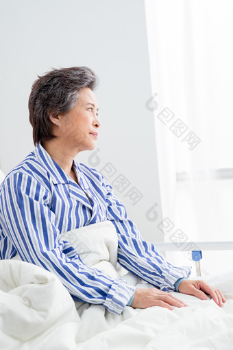 老年患者坐在医院病床上摄影