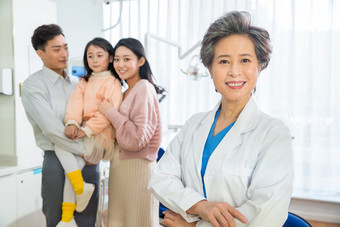 女医生关爱儿科医生老年女人微笑场景