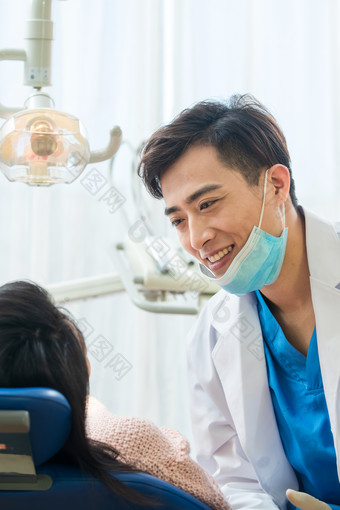 医生给患者治疗牙齿医疗工具信任影相