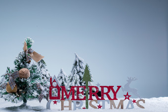 圣诞树装饰冬天气氛摄影图