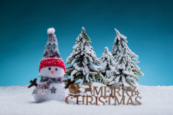 雪地圣诞雪人围巾气氛摄影图