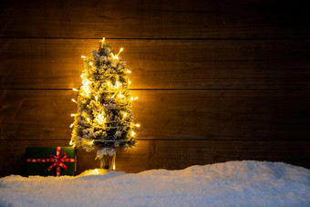 闪闪发光的圣诞树概念高清图片